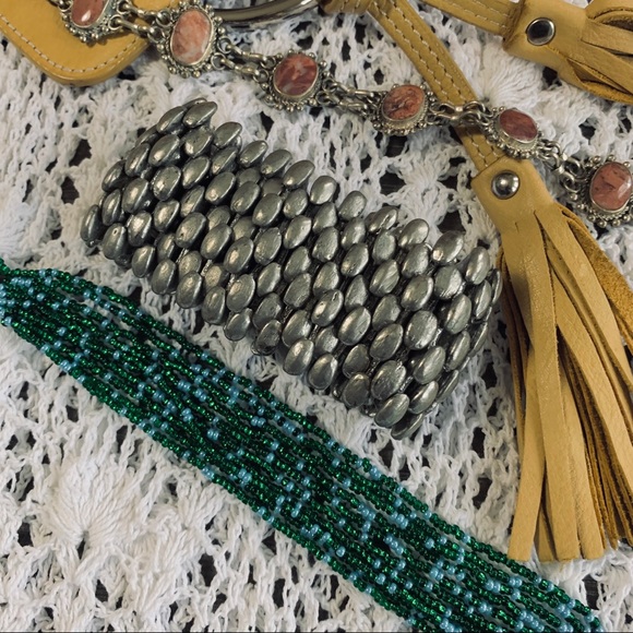 BOHO CHIC MULTI-SRAND TINY FACETED GREEN BEADED BRACELET - Picture 6 of 11